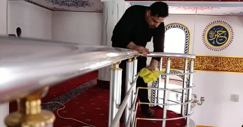 Ağrı'da elinde bez, gönlünde hizmet... Cesim Hoca camiyi bayrama hazırladı
