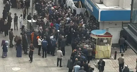 Ağrı'da sosyal yardım kuyruğu! Halkbank’a acil önlem çağrısı
