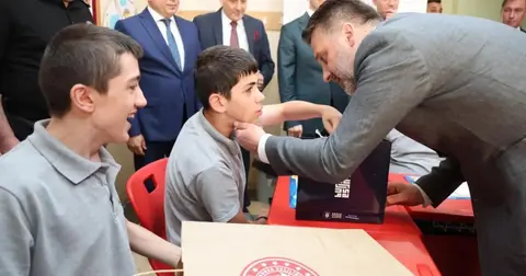 Bursa'da Başkan Vekili Biba öğrencilerin karne heyecanına ortak oldu
