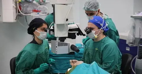 Türk göz hekimleri 4 günde 70 canlı göz ameliyatı yapacak
