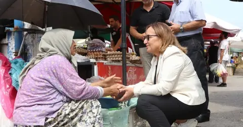 İzmir Güzelbahçe'de Başkan Vekili Akın'dan semt pazarlarına ziyaret