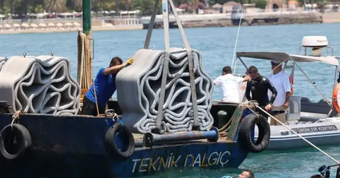 Antalya’da yapay resifler denizle buluştu