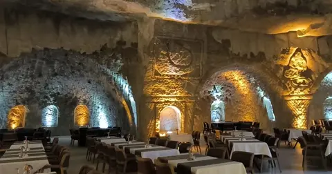 Mardin'de 15 yıllık emek: Kayaları oyup 400 kişilik dev mağara restaurant açtı!
