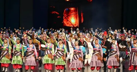 Maarif Halk Dansları Topluluğu gönülleri fethetti