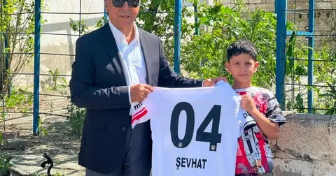 Seyit Ateş, Ağrılı taraftar Şevhat'ın Beşiktaş forması hayalini gerçekleştirdi
