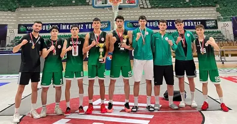 Çayırova’nın genç basketbolcuları Marmara bölge şampiyonu oldu