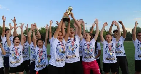 Eskişehir Büyükşehir spor kulübü kupayı kaldırdı