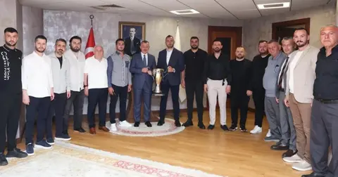 Şampiyon Gölcükspor kupasıyla Başkan Büyükakın’a geldi