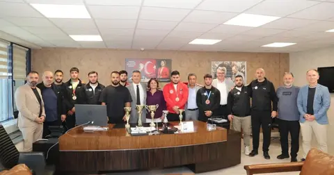 Kocaeli'de İzmit Belediyesporlu güreşçilerden çifte başarı