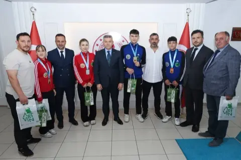 Artvin’de Şampiyon Sporculara Vali Ergün’den Ödül