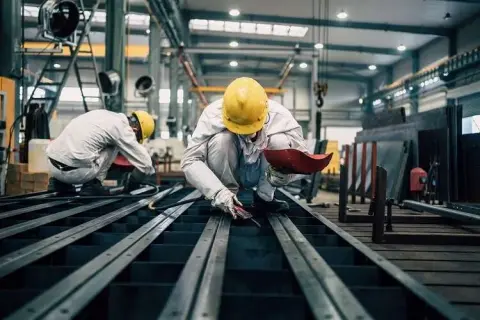 Ücretli çalışan yıllık arttı, aylık geriledi