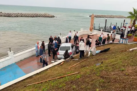 Akçakoca'da sahile giren araç paniğe neden oldu