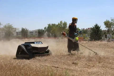 KONYA BÜYÜKŞEHİR MEZARLIK BAKIMINDA OT BİÇME ROBOTLARINI KULLANMAYA BAŞLADI