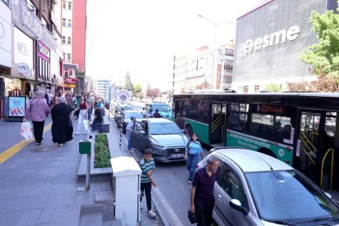 Kayseri'de durak başı denetimi: Hatalı park edenler uyarıldı