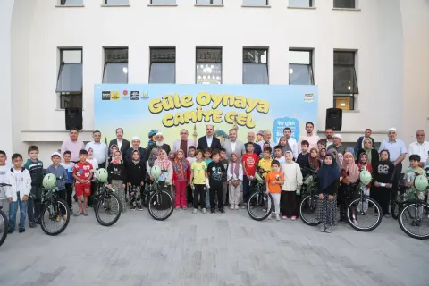 BAŞKAN ALTAY “GÜLE OYNAYA CAMİYE GEL” PROJESİ KAPSAMINDA ÇOCUKLARIN SABAH NAMAZI COŞKUSUNA EŞLİK ETTİ