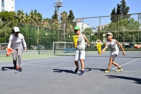 Muratpaşa'da çocuklar için ücretsiz tenis eğitimi