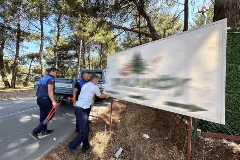 Bornova’da usulsüz tabelalar kaldırıldı, işletmeler denetlendi