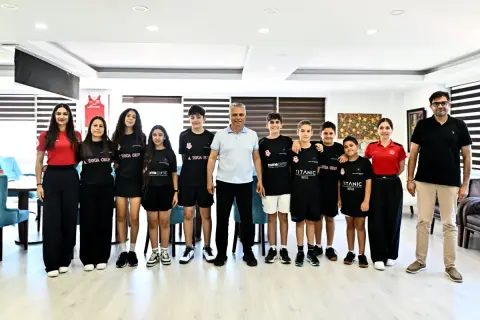 Muratpaşa Belediyespor squashta kürsüden inmiyor