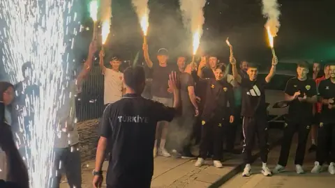 ALMANYA’DA ÜLKEMİZİ GURURLANDIRAN BİSİKLETÇİLERİMİZE COŞKULU KARŞILAMA