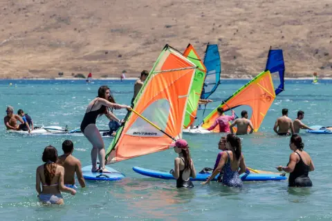 İzmir’de Büyükşehir’den gençlere sörf deneyimi