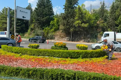 Antalya'da Kemer Atatürk Caddesi'nde kapsamlı bakım