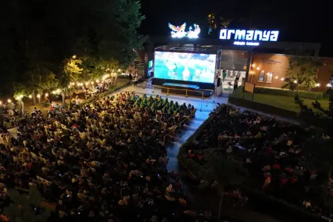 Ormanya'da Yıldızlar Altında Açık Hava Sineması