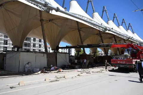 Deprem izleri siliniyor: Malatya'da konteynerler tarihe karışıyor