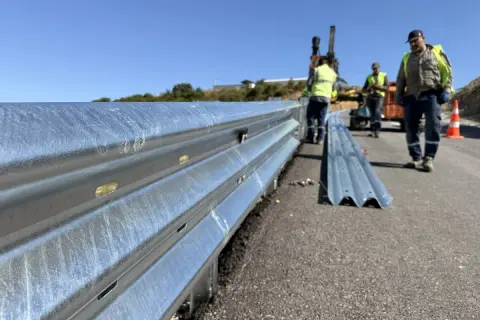 Kocaeli'de 8 bin 250 metre yeni otokorkuluk montajı