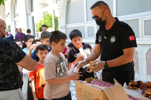 Keçiören'de Kur'an kursu çocuklarına poğaça ve meyve suyu ikramı