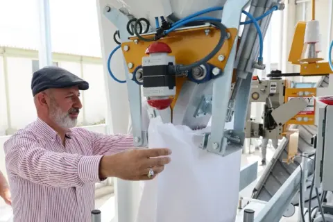 Kocasinan'da hububat eleme tesisi: Çiftçi emeği değerlendi
