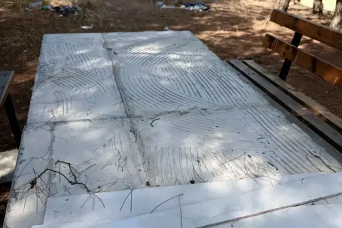 İpsala'da piknik masalarının fayansları çalındı