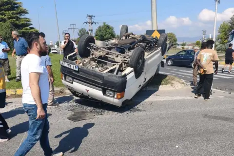 Düzce D-100 Hal Kavşağı'nda kaza: 2 yaralı