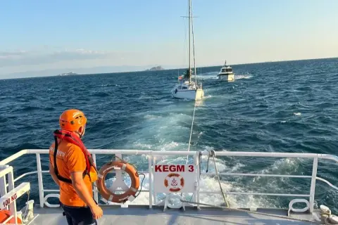 Moda'da sürüklenen tekne KEGM ekipleriyle kurtarıldı