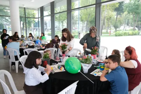 İnegöl'de Atık Plastikler Çiçek Saksısı Oldu