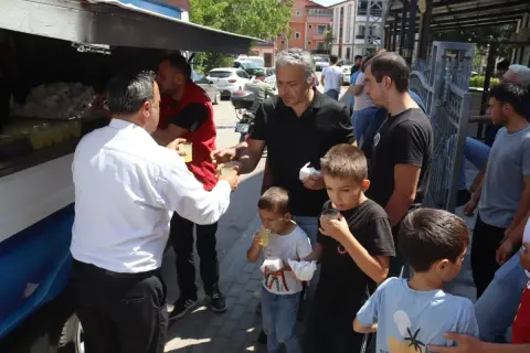 İzmit Belediyesi Cuma ikramında kek ve limonata dağıttı