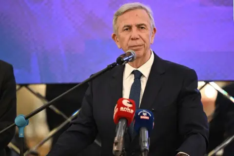 Ankara Büyükşehir Belediye Başkanı Mansur Yavaş istifa etti