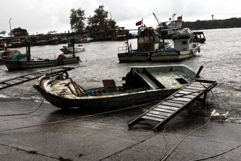Akçakoca'da fırtına 14 tekneyi yıktı