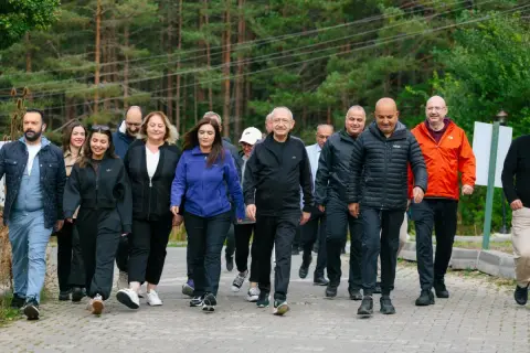 Kılıçdaroğlu Abant kampını göl kenarında yürüyüşle kapattı