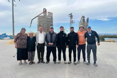 Yenikarpuzlu’da çeltik hasadı başladı, başkan tarlada