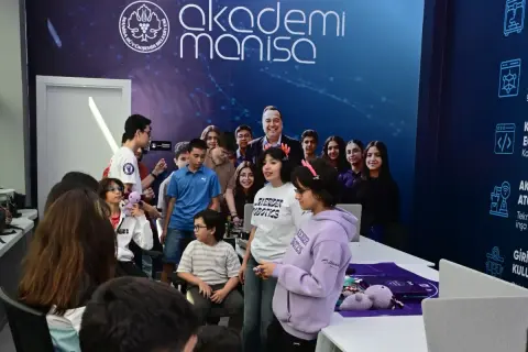 Akademi Manisa'da gençler robotikle tanıştı