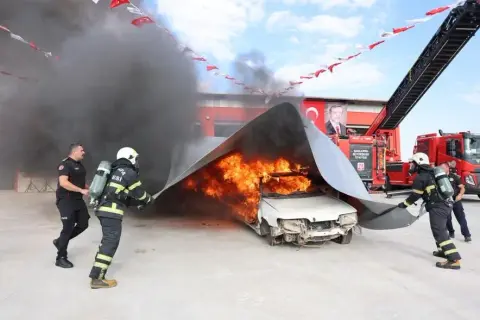 Elektrikli araç yangınına böyle müdahale ettiler