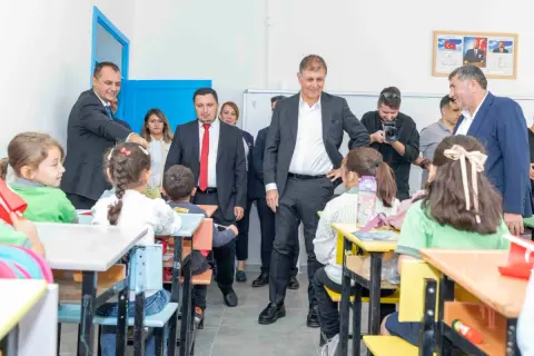 İzmir'de ilkokul yenilendi, çocuklar şenlendi