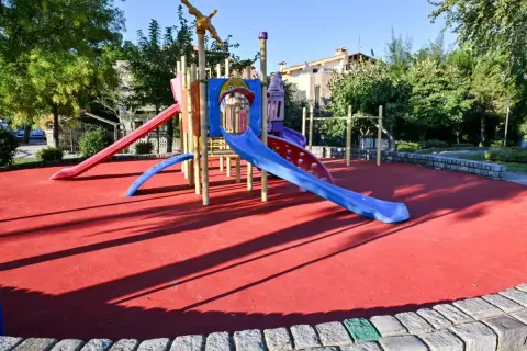 Manisa'da park zeminleri yenilendi: Çocuklar daha güvenli