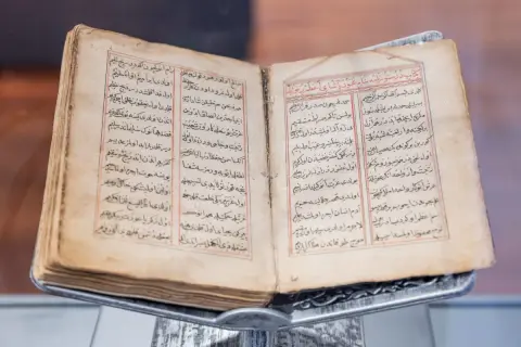 Yüzyılların hazinesi yeniden vitrine çıktı... Dünyada iki nüshası var, biri İzmir’de
