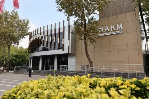 Sakarya'nın yeniden açılan AKM, gençlerin çalışma merkezi oldu