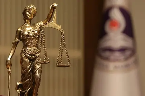 AYM: Yoksulluk nafakası 'süresiz' olamaz, iptal edildi