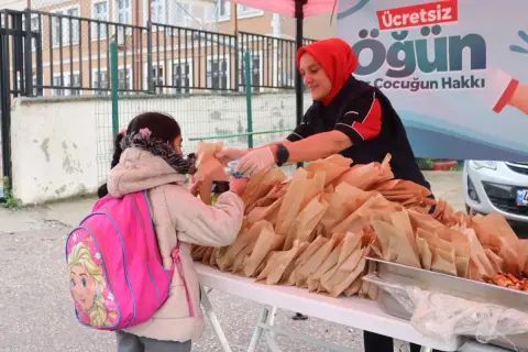 İzmit Belediyesi, öğrencilere pizza ve ayran ikram etti