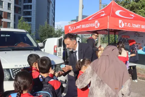 İzmit'te Beslenme Saati: Öğrencilere poğaça ve ayran ikramı