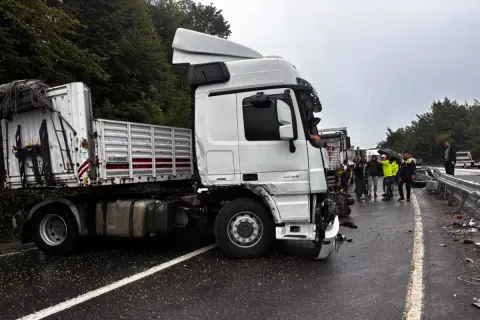 Akçakoca'da tır makas çekti: Yaralı yok