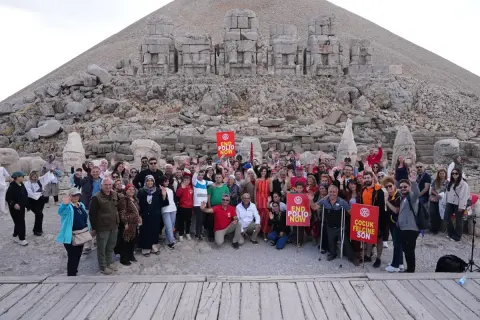 Nemrut'ta 24. yıl: Engellilerle zirveye tırmanıp 'Çocuk felcine son' dediler